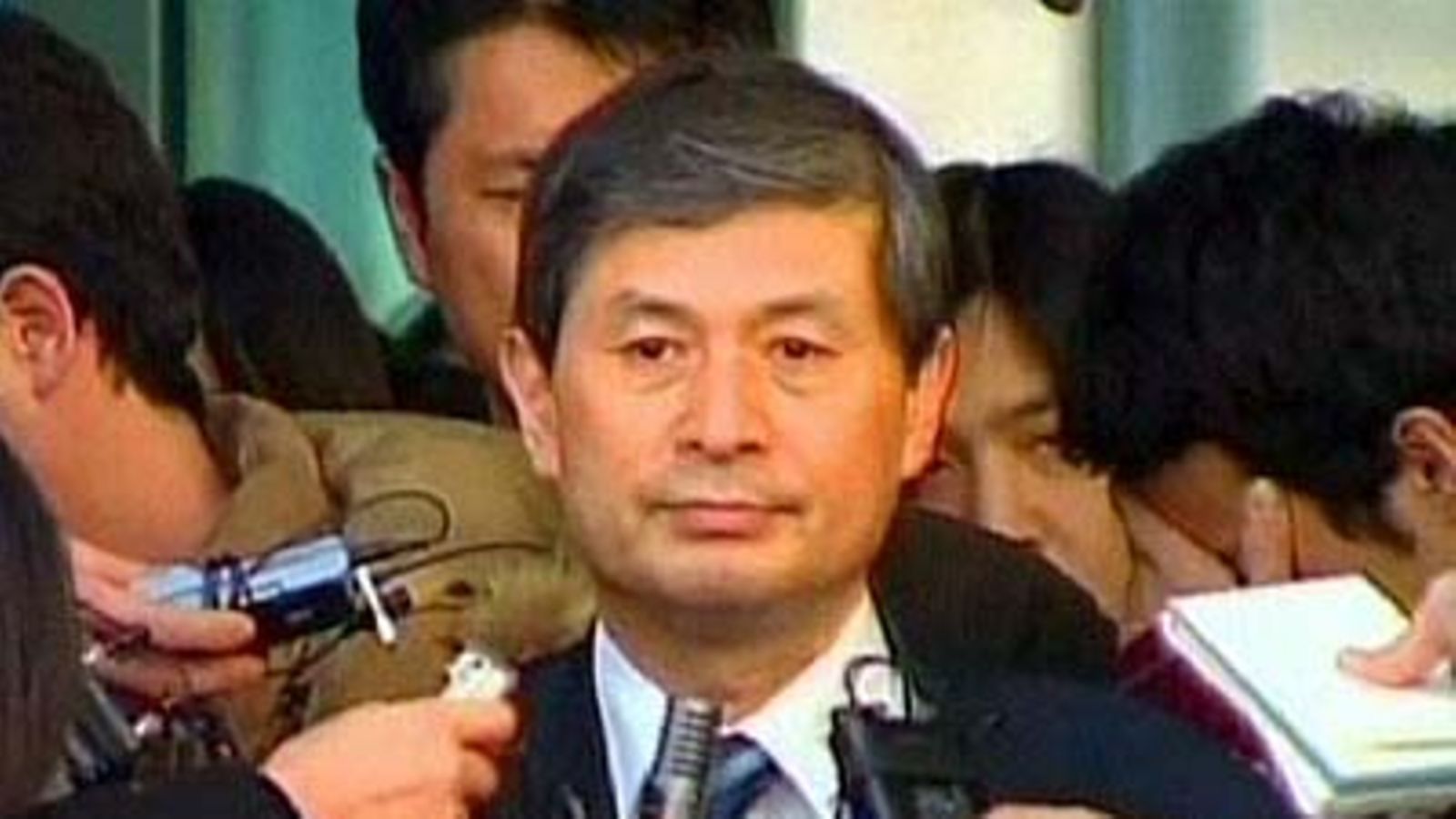 Eteläkorealainen geneetikko Hwang Woo-Suk ilmoitti luopuvansa professorinvirastaan jouduttuaan syytetyksi kantasolututkimuksensa tulosten väärentämisestä.