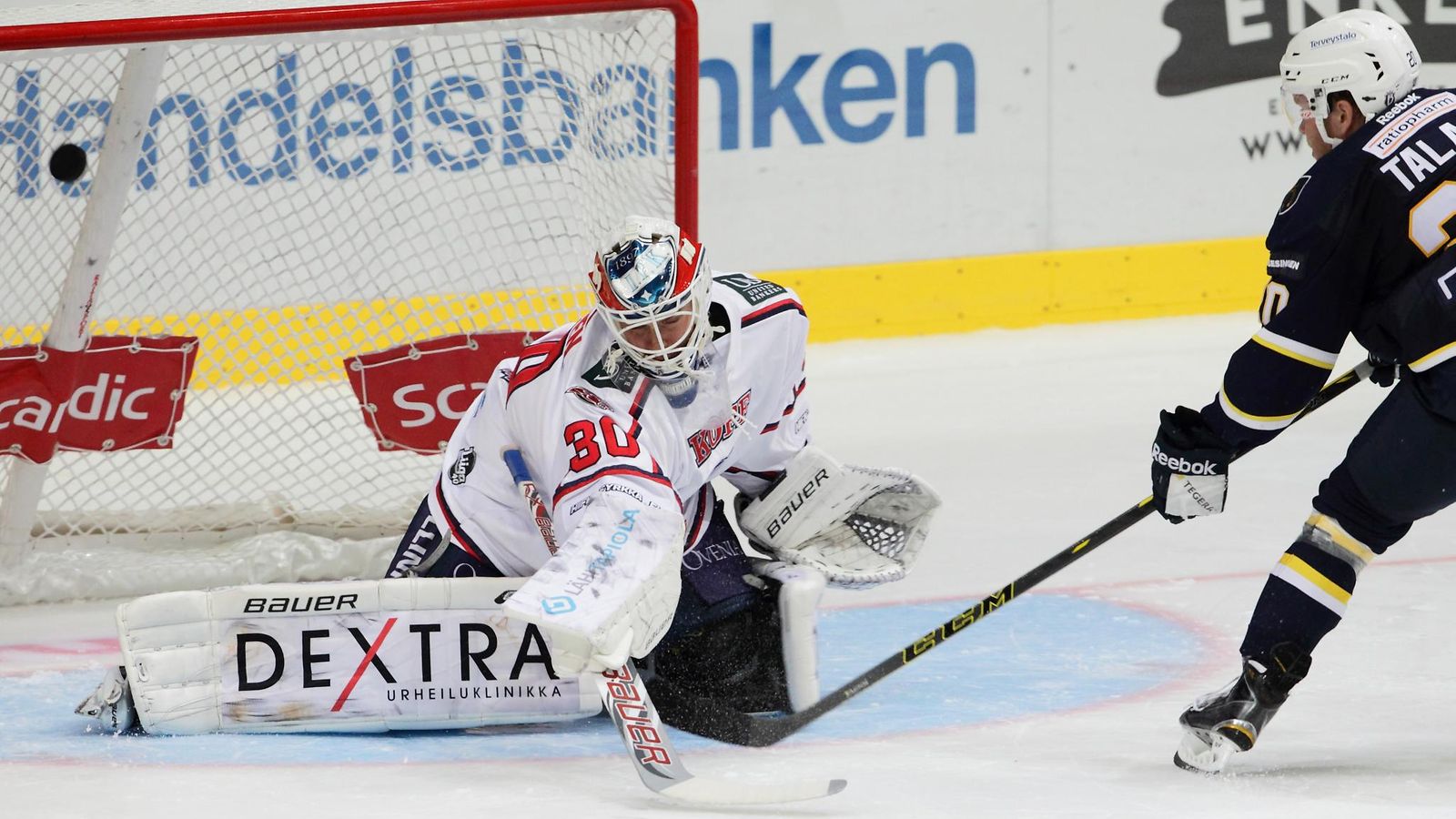 Kevin Lankinen yrittää torjua Roope Talajan rangaistuslaukauksen.