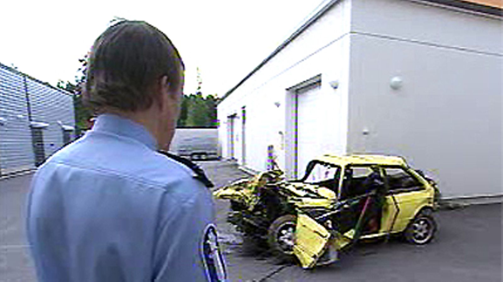 Poliisi sai surmansa Kälviällä yrittäessään pysäyttää humalaisen ajamaa autoa.