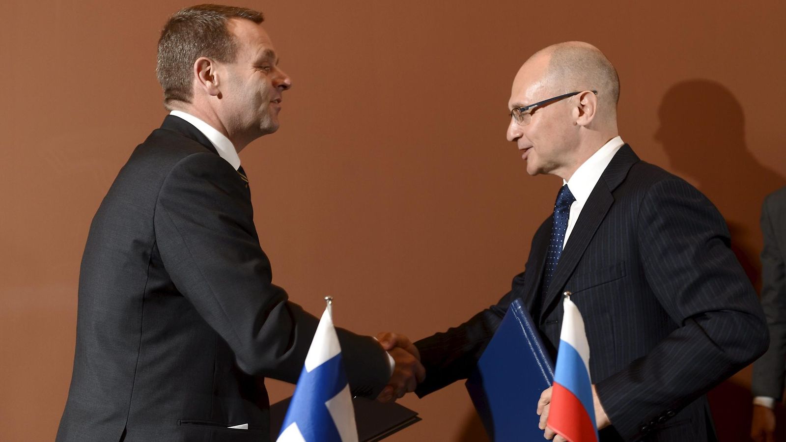 Elinkeinoministeri Jan Vapaavuori (vas.) ja Venäjän valtion ydinenergiakonserni Rosatomin toimitusjohtaja Sergei Kiriyenko allekirjoittivat Suomen ja Venäjän välisen sopimuksen yhteistyöstä ydinenergian rauhanomaisen käytön alalla Helsingissä 25. helmikuuta 2014.