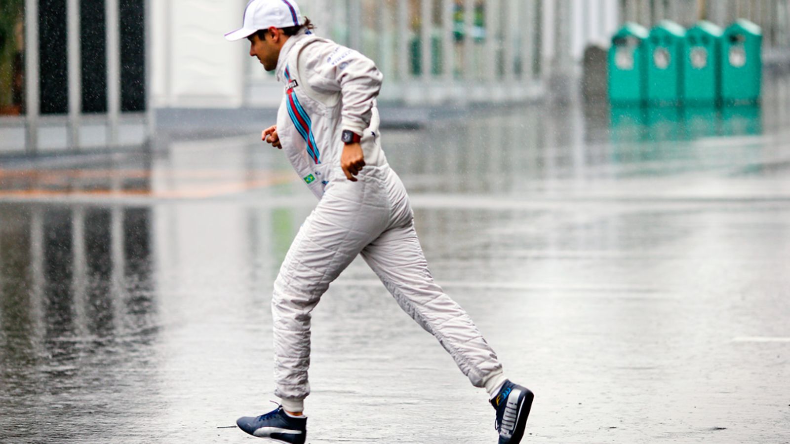 Felipe Massa juoksi sateessa Suzukan varikolla