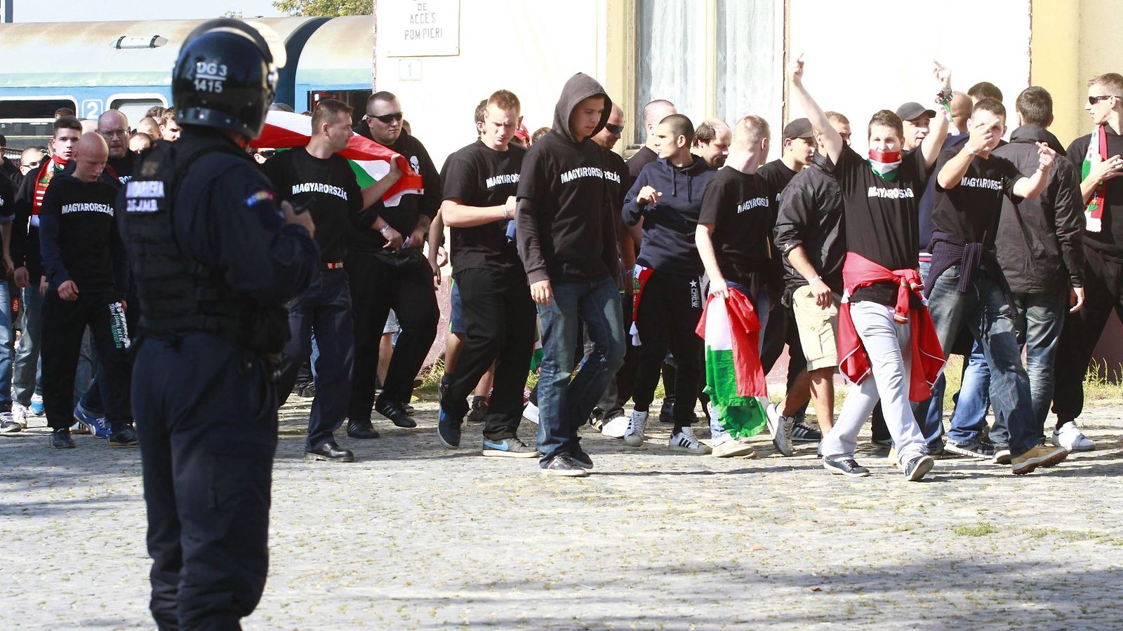 Poliisi ja unkarilaisfaneja.