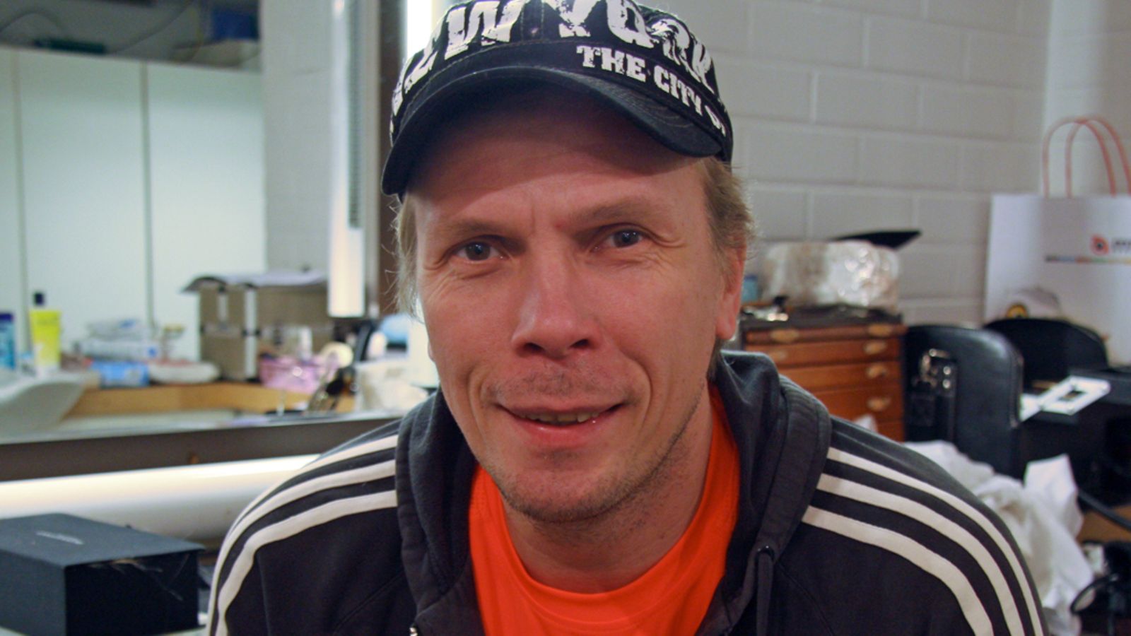 Jukka Rasila tähdittää Putousta.