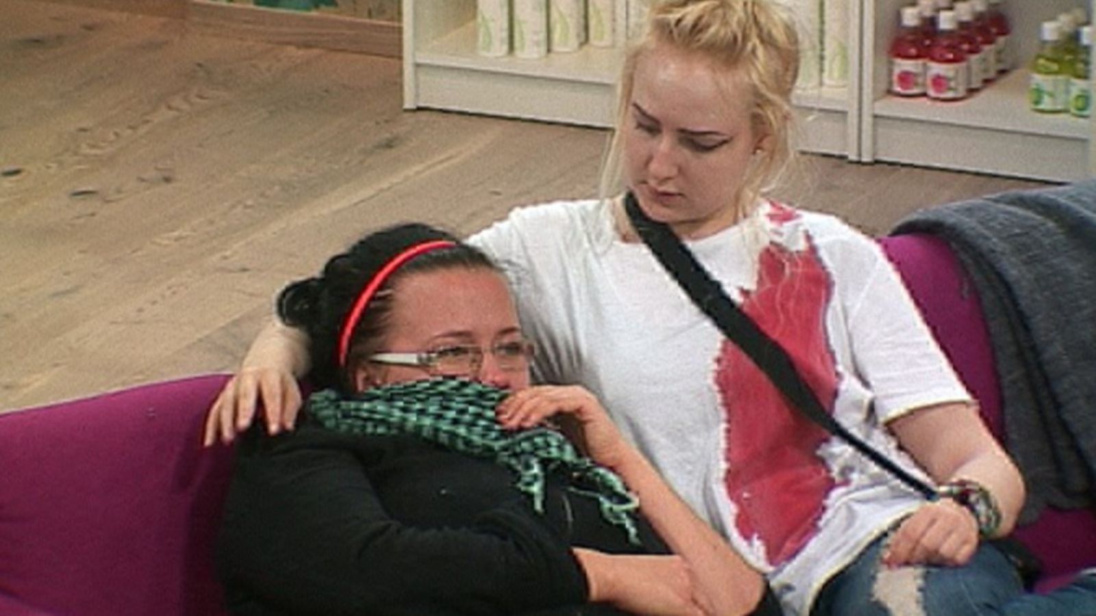 Anna lohdutti Tuijaa.
