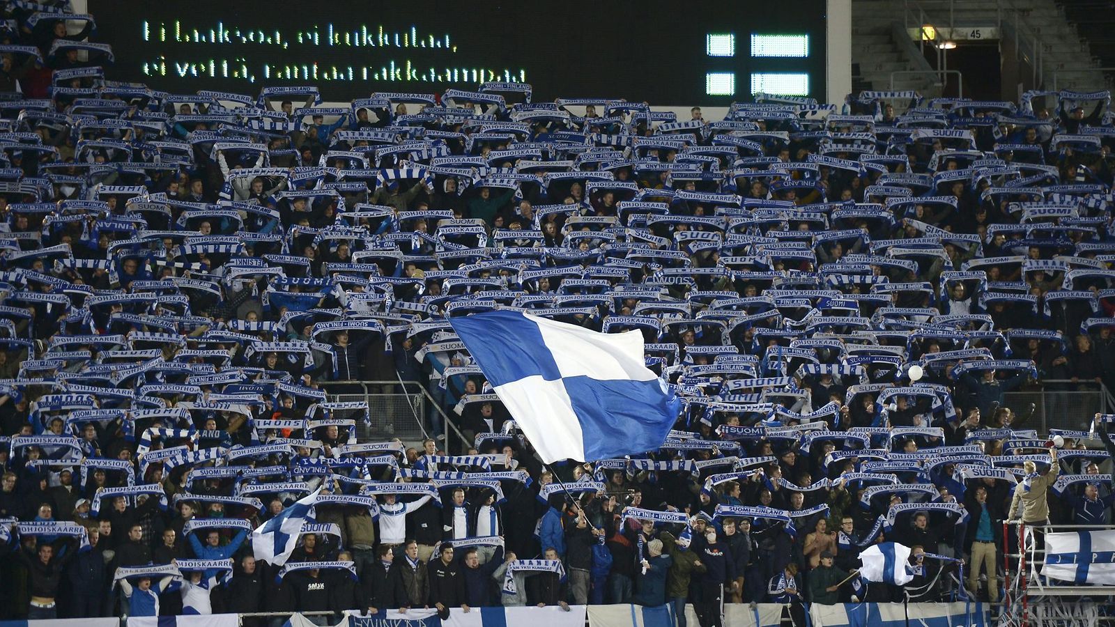 Huuhkaja-faneja Romania-kotiottelussa 14. lokakuuta.