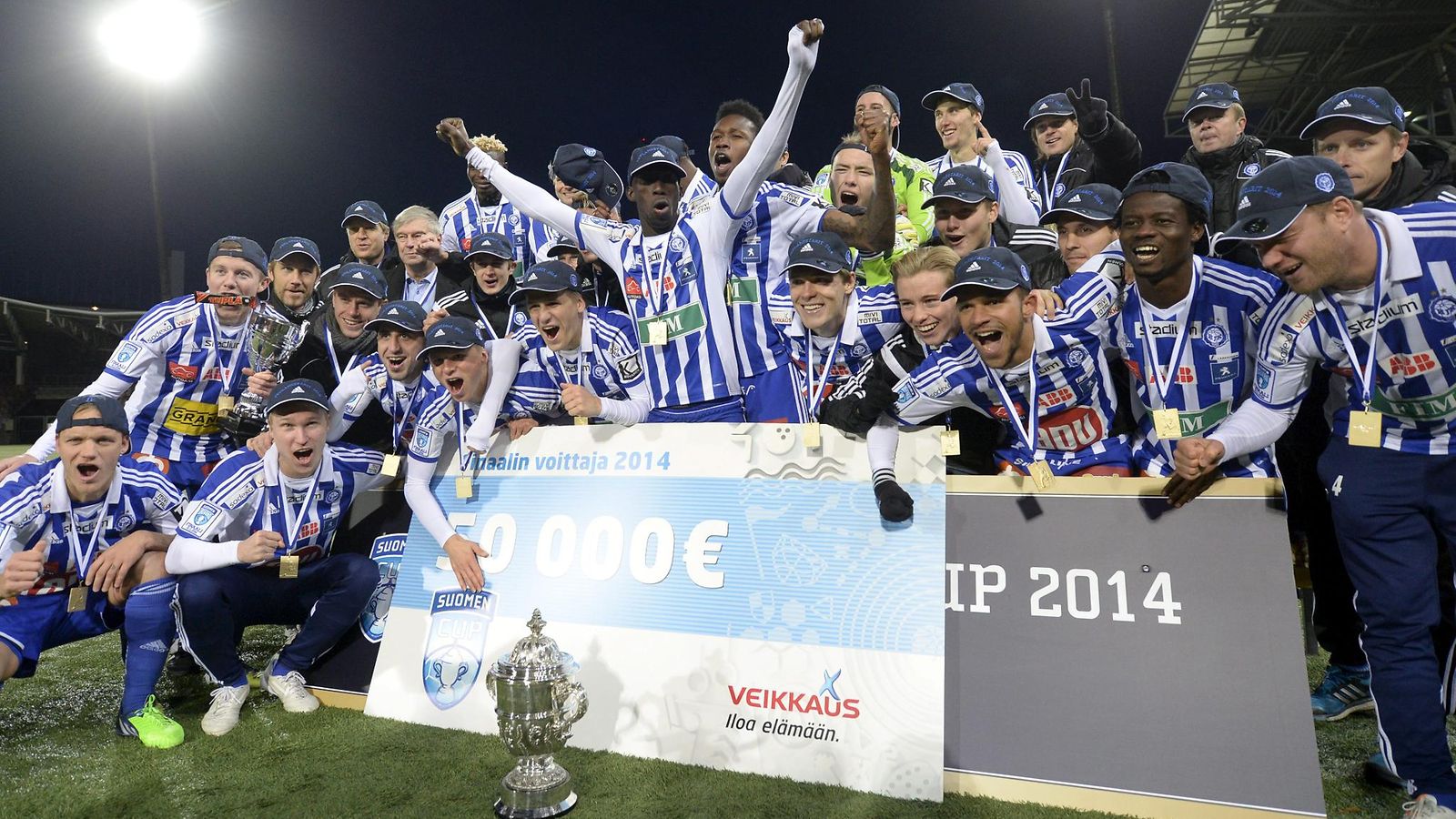 HJK:n pelaajat juhlivat cup-voittoa.