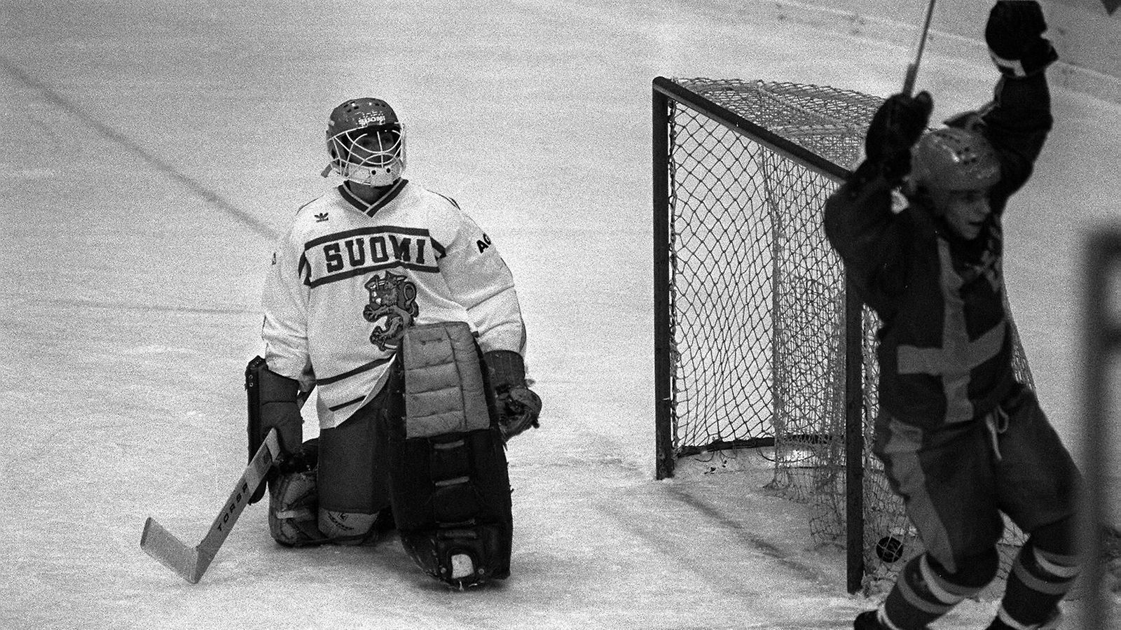 Anders Carlsson tuulettaa Hannu Kamppurin taakse tekemäänsä maalia 1986