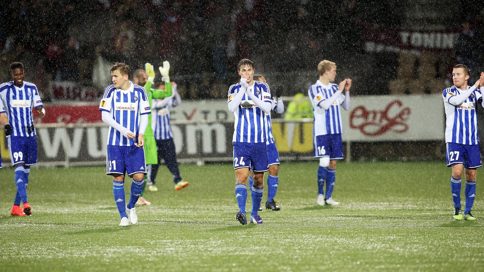 HJK:n pelaajat kiittävät faneja ottelun jälkeen.