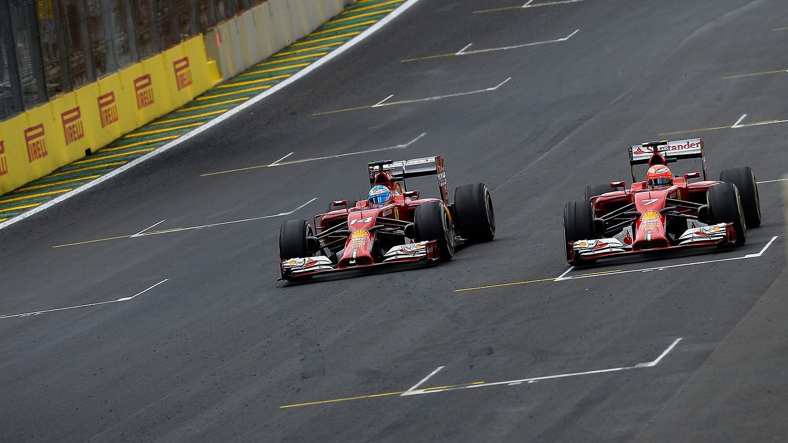 Fernando Alonso ja Kimi Räikkönen rinta rinnan