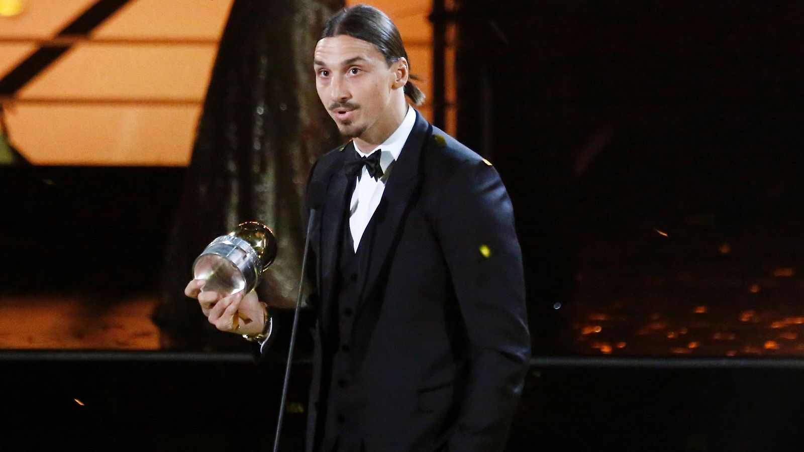 Zlatan Ibrahimovic pitää kiitospuhetta.