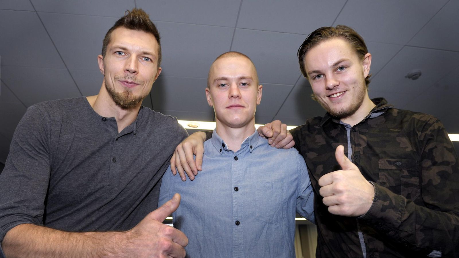 Suomen salibandymaajoukkueen maalivahti Tomi Ikonen (vas), puolustaja Lauri Stenfors ja hyökkääjä Miko Kailiala Göteborgin MM-kisoihin lähtevän maajoukkueen tiedotusitlaisuudessa