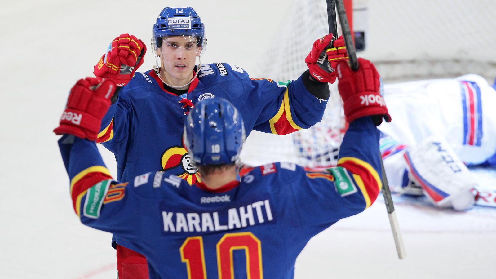 Steve Moses ja Jere Karalahti juhlivat maalia.