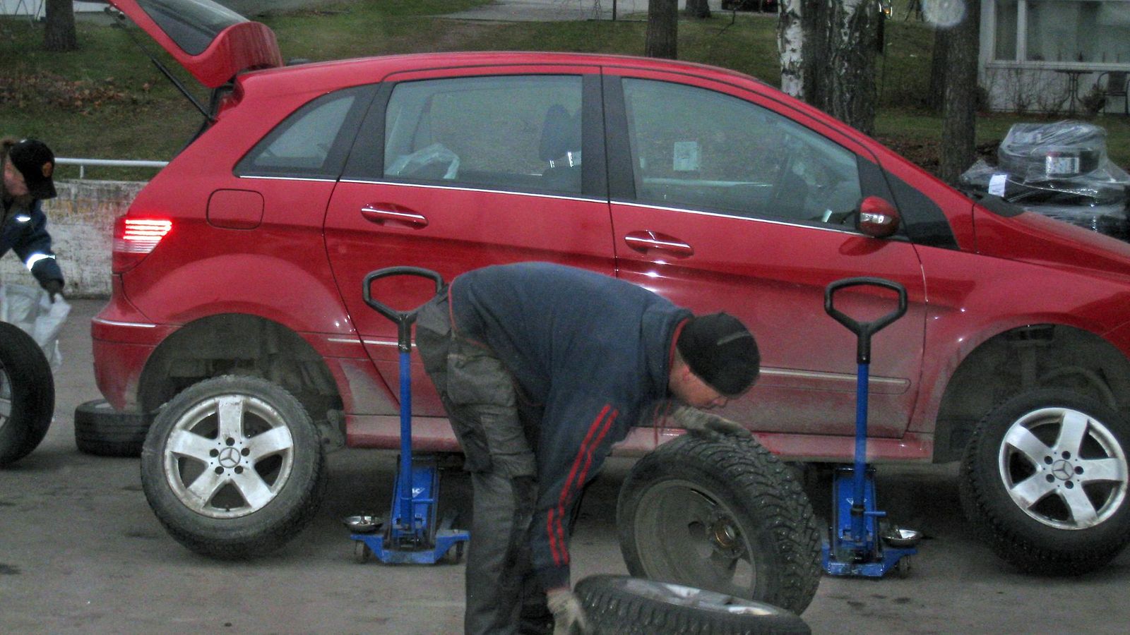 Auto renkaanvaihdossa