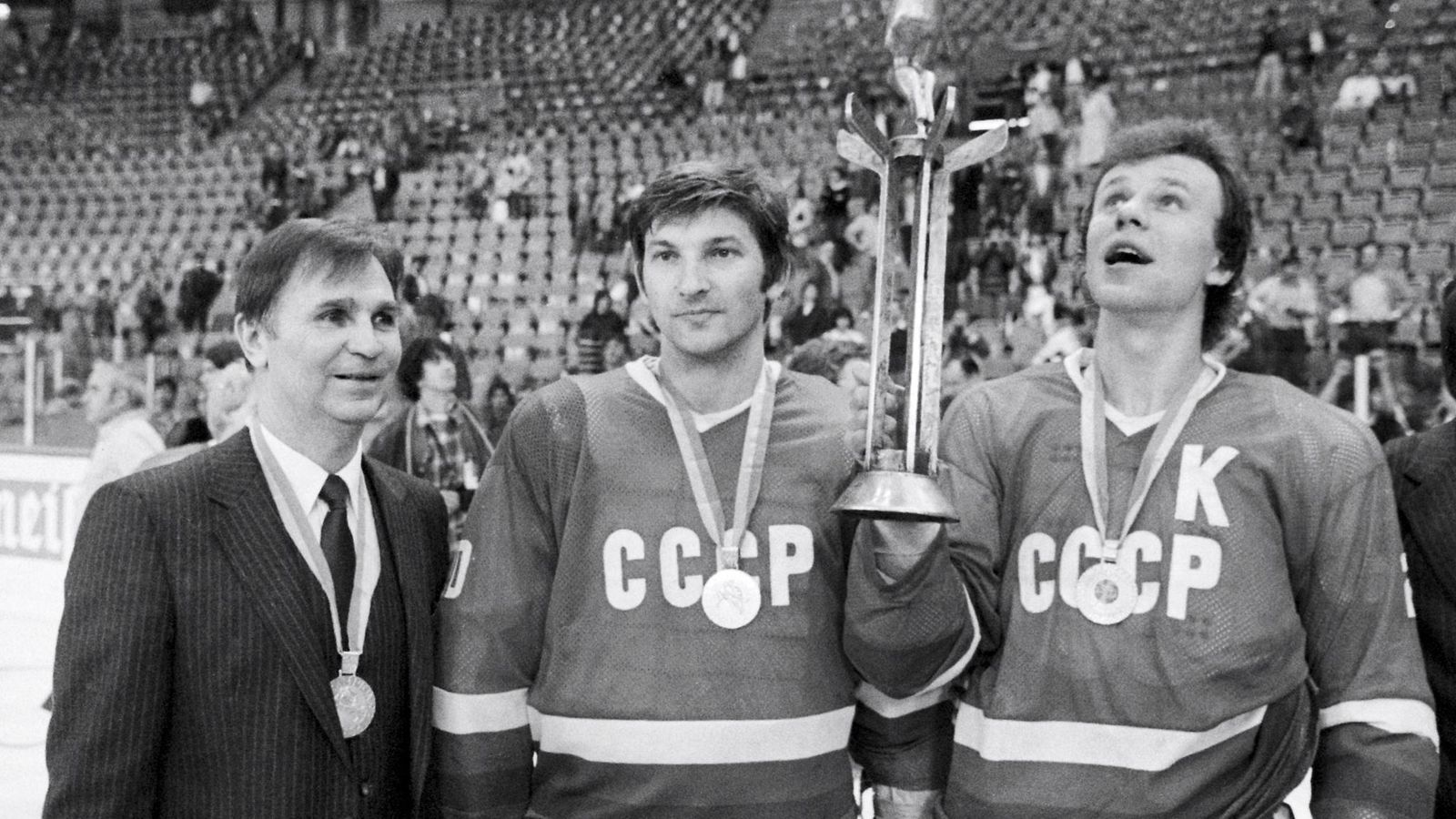 Valmentaja Viktor Tihonov (vas.), maalivahti Vladislav Tretjak (kesk.) ja Vjatheslav Fetisov juhlivat maailmanmestaruutta Munchenissä 2. toukokuuta 1983.