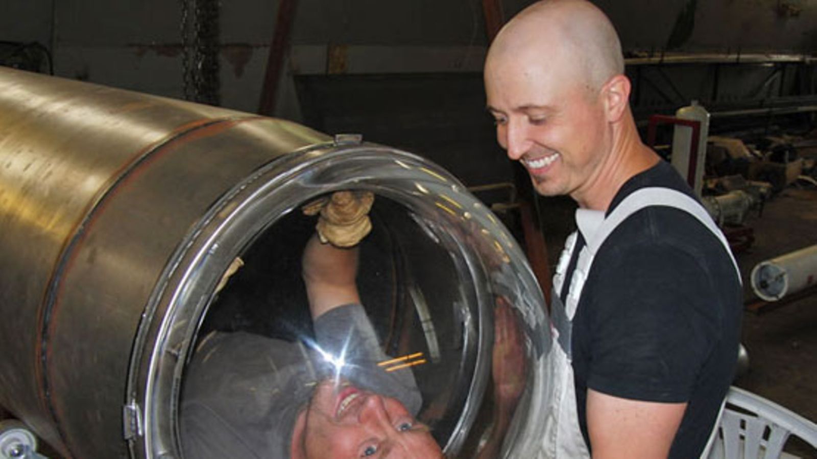 Peter Madsen raketissa. Kristian von Bengtson pitelee kupua. Kuva: Copenhagen Suborbitals