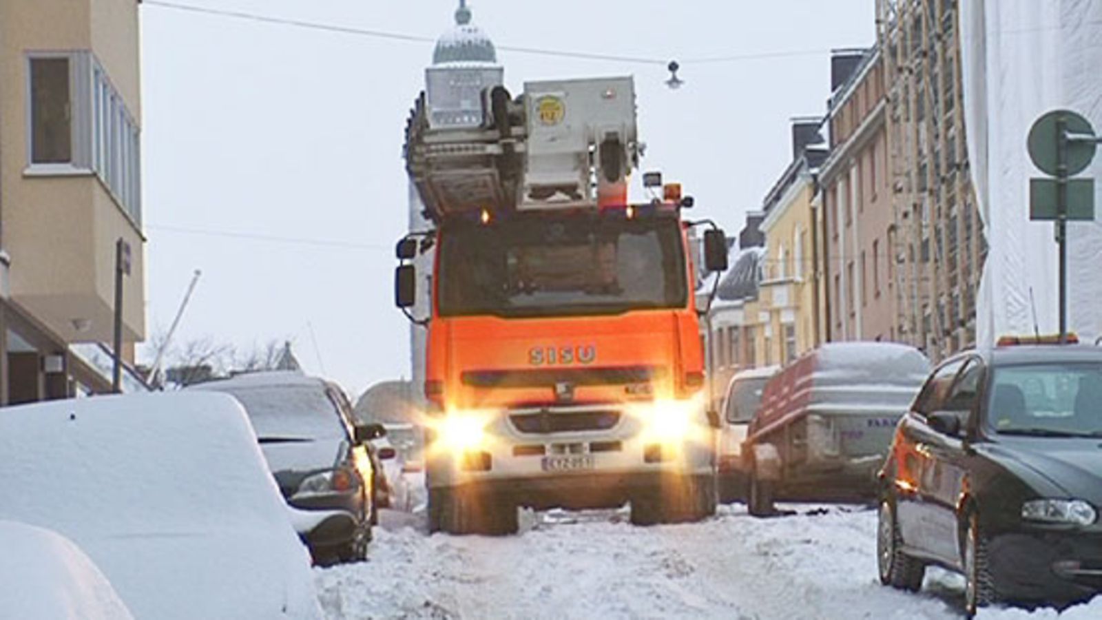 Paloauto Kalliossa runsaiden lumisateiden jälkeen.