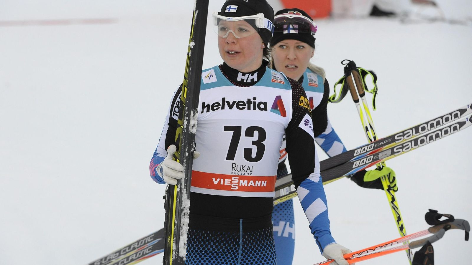 Kerttu Niskanen (edessä) ja Riikka Sarasoja-Lilja Rukalla 30. marraskuuta 2014.