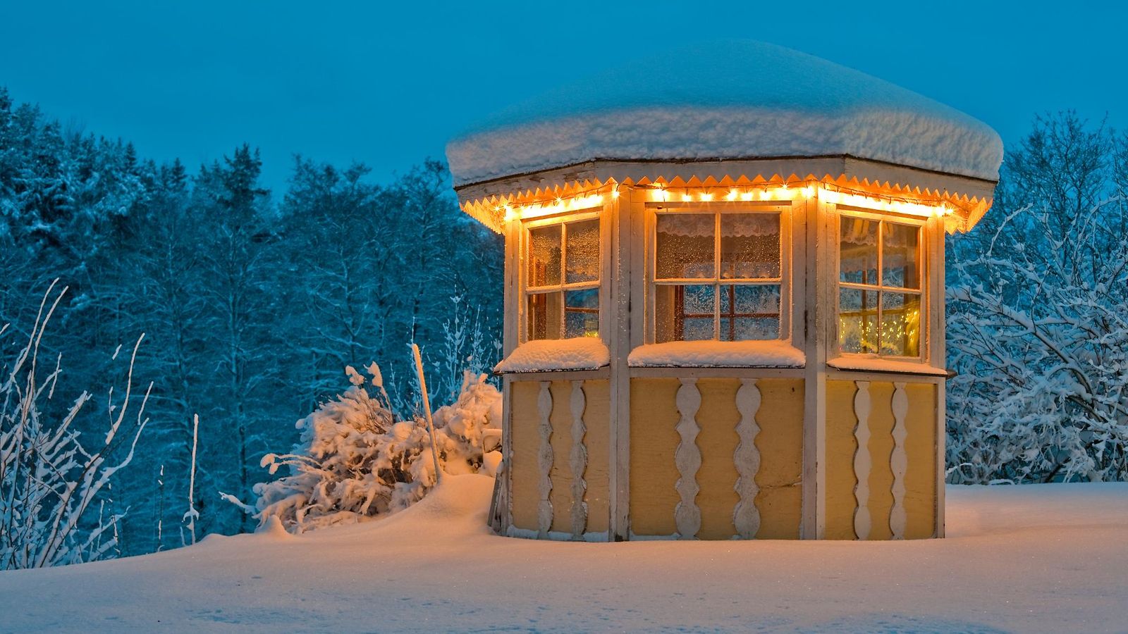Huvimaja jouluvaloissa