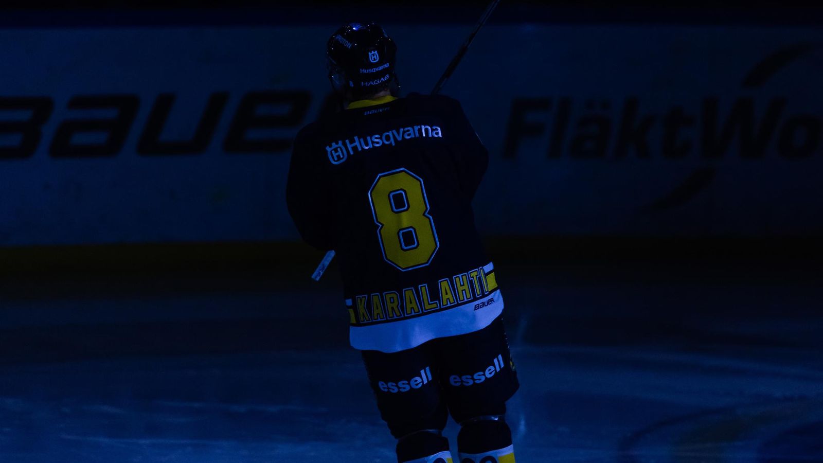 Jere Karalahti siirttyi kesken kauden Jokereista Ruotsin SHL:n HV71-joukkueeseen. Karalahti saalisti ensimmäisessä ottelussaan tehot 0+3
