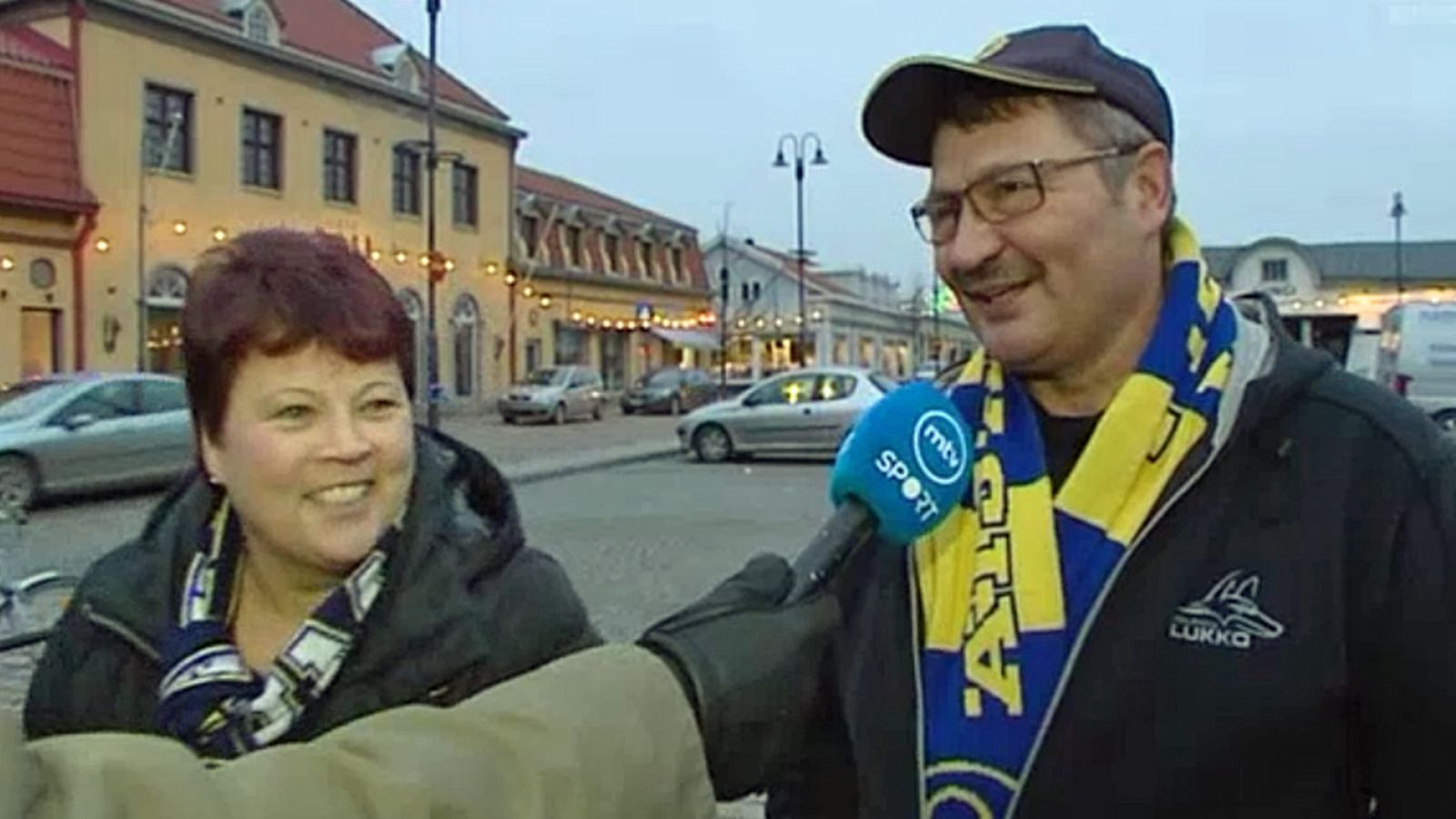 Lukkofanit ry:n Terja Hakala (vas.) ja Alpo Hakala