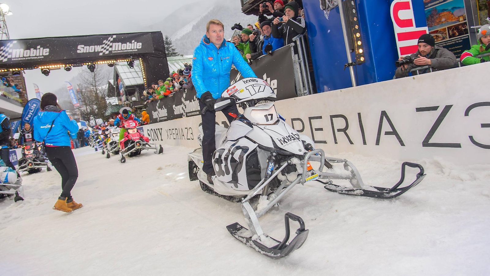 Mika Häkkinen mottorikelkan sarvissa.