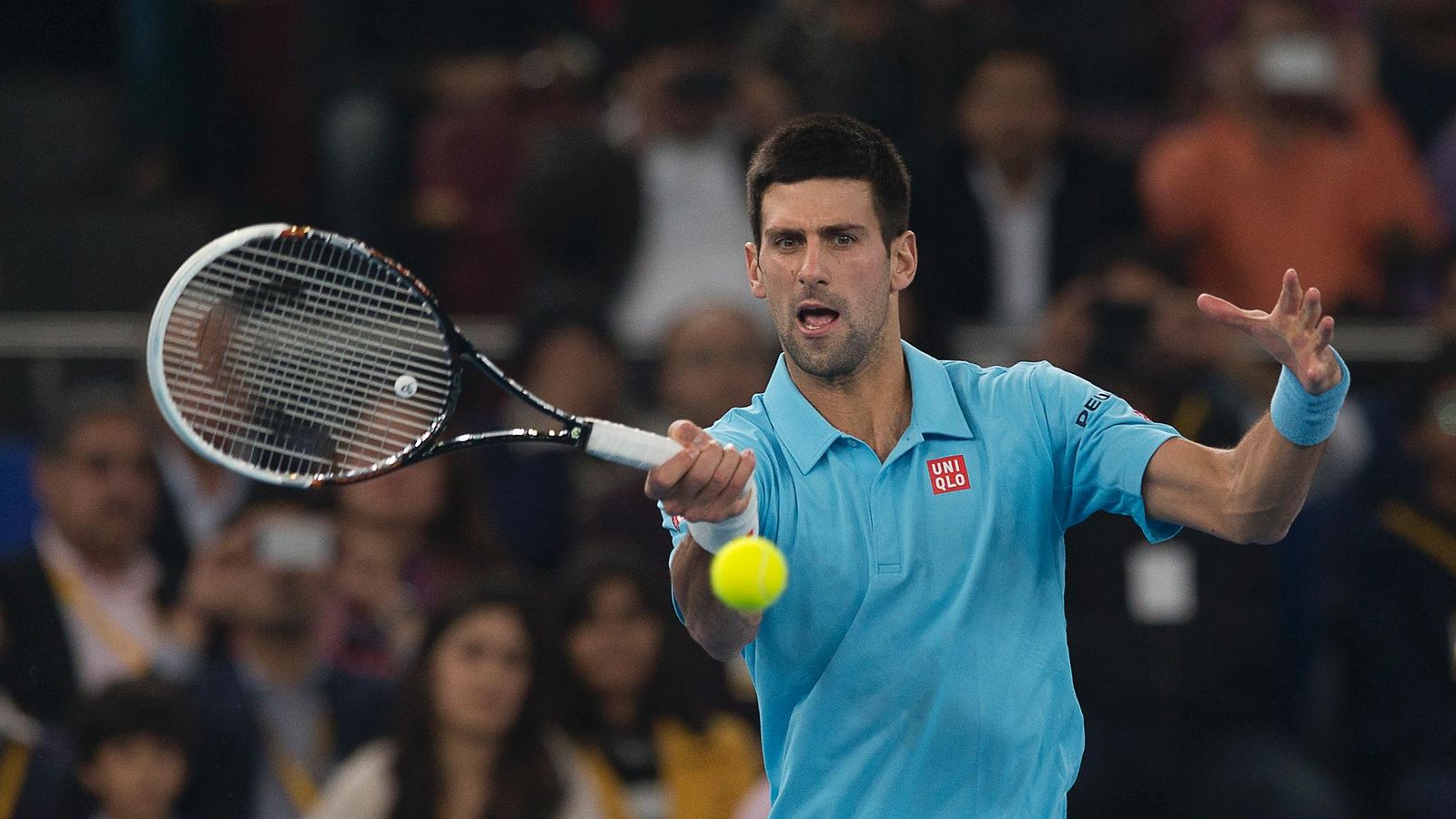 Novak Djokovic antaa karvapallolle kyytiä New Delhissä.