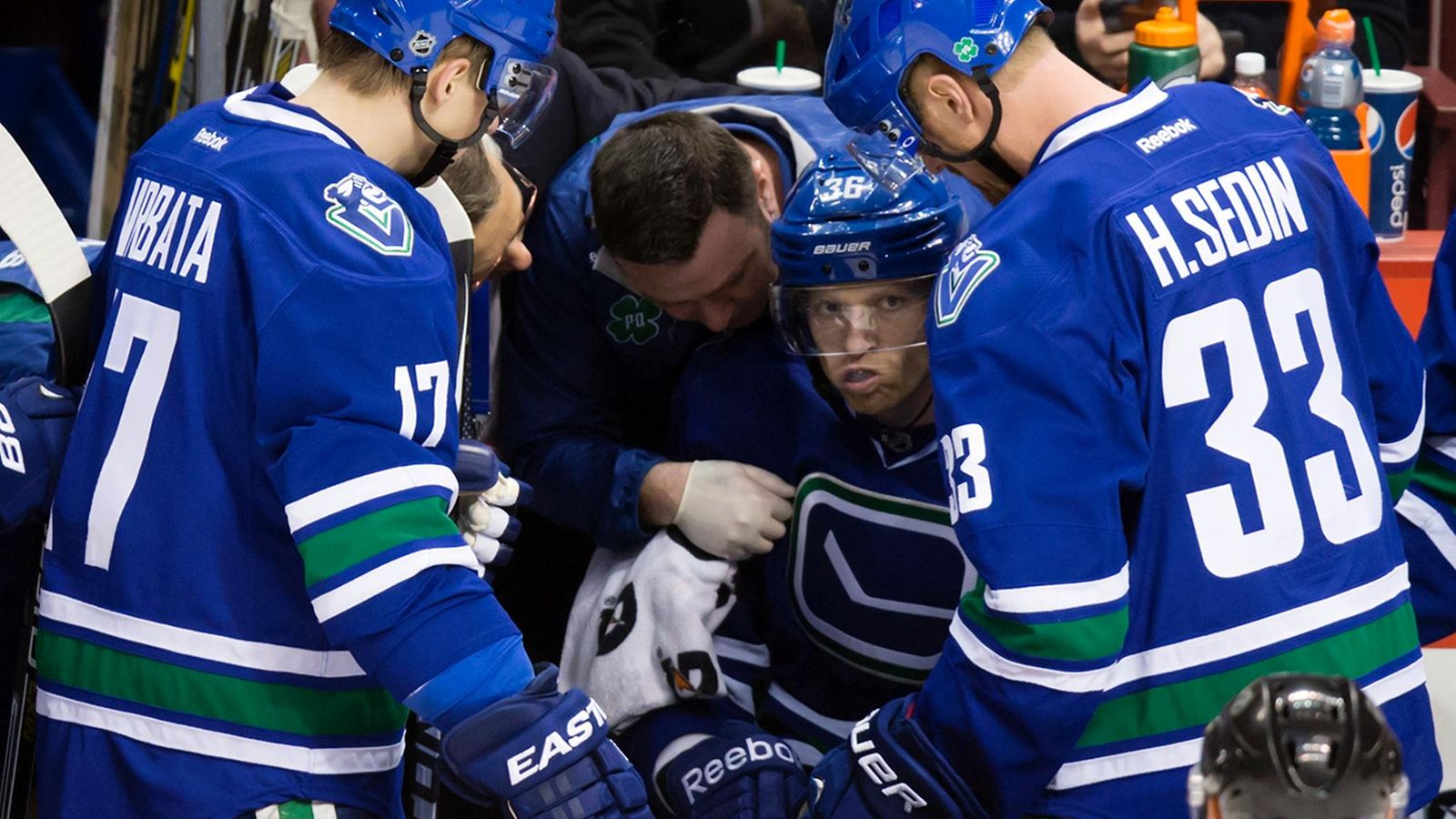 Jannik Hansen (kesk.) koki kovia Calgary-ottelussa.