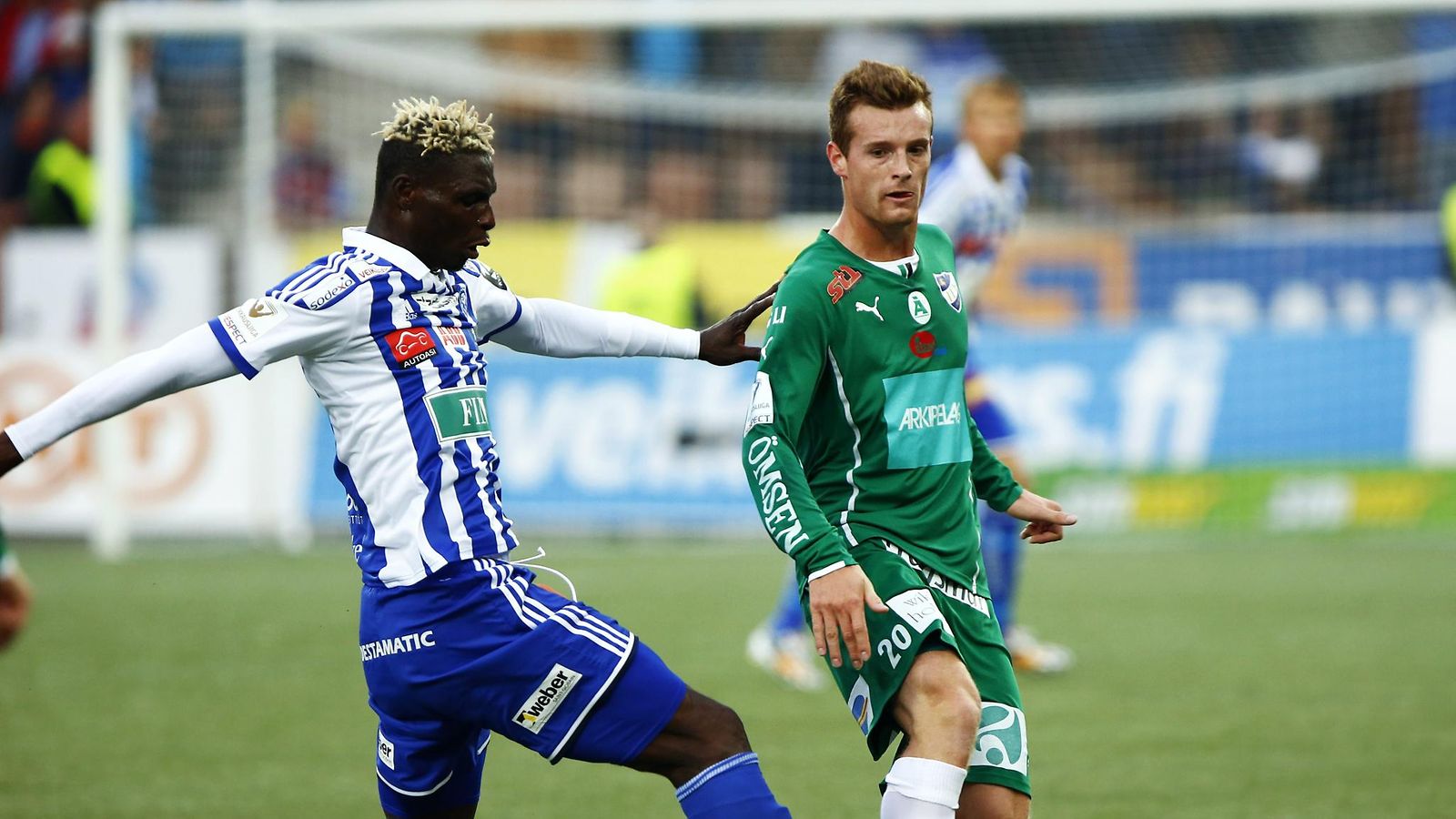 Tomas Hradecky (oik.) taisteli HJK:n Aristide Bancea vastaan syyskuussa 2014