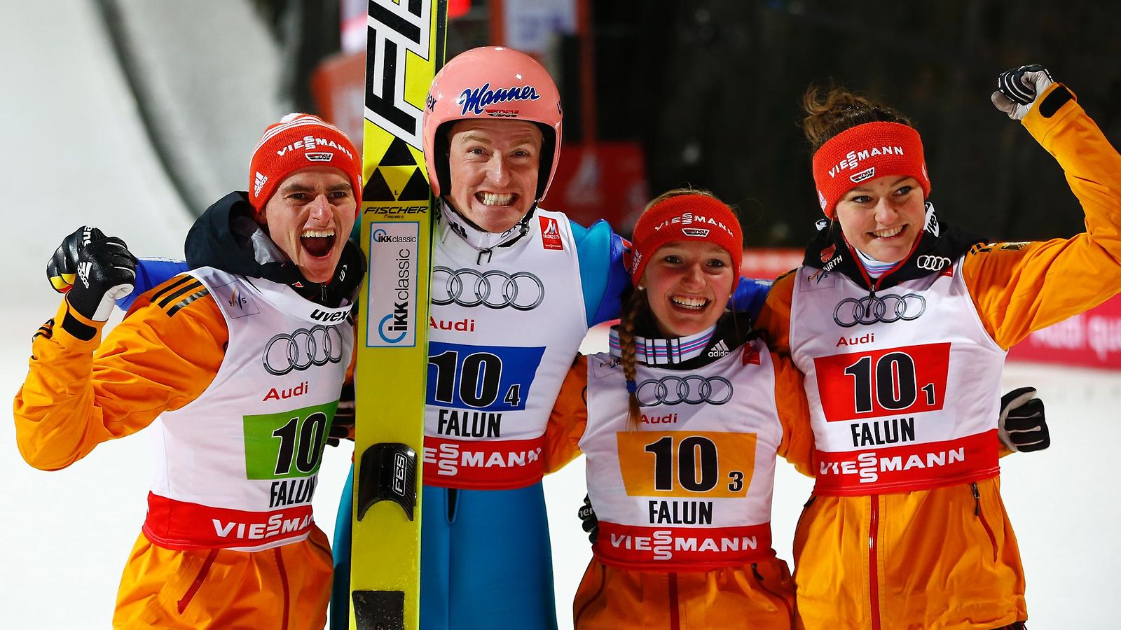 Richard Freitag (vas.) Severin Freund, Katharina Althaus ja Carina Vogt