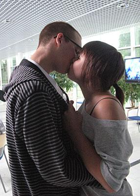 Poikaystävä Pekka Hyvönen pussasi tyttöystävänsä Roosa Simolan paremmalle tuulelle. Kuva: MTV3.