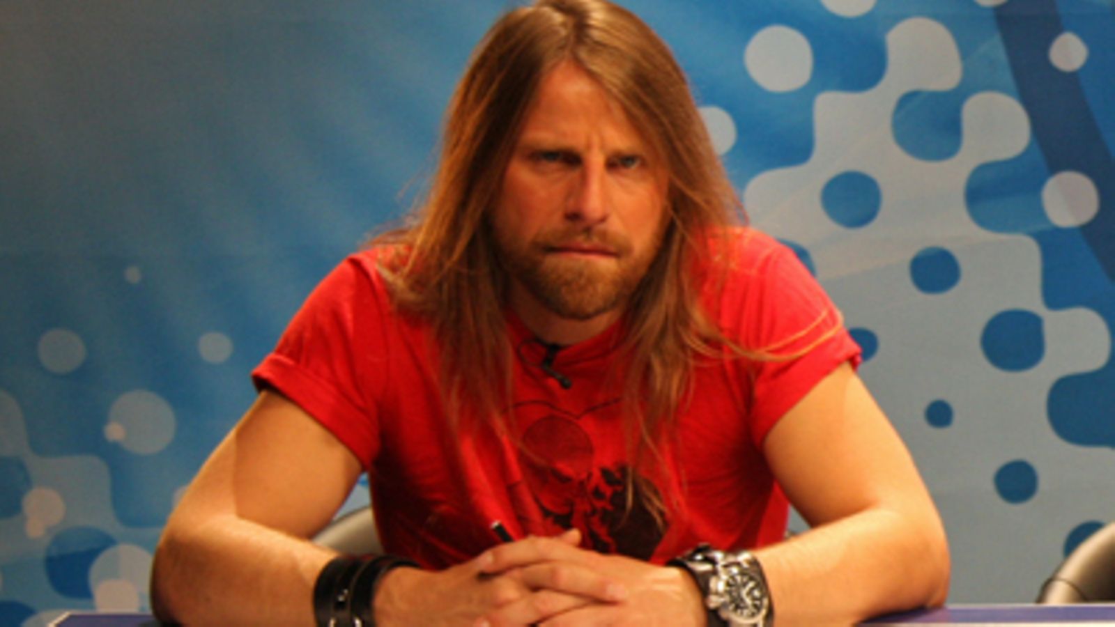 Jone Nikula Idols-tuomaripöydän takana. Kuva:MTV3.