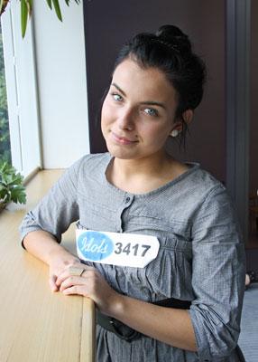 Susanna Saarinen tähtää tähtitaivaalle. Kuva: MTV3.