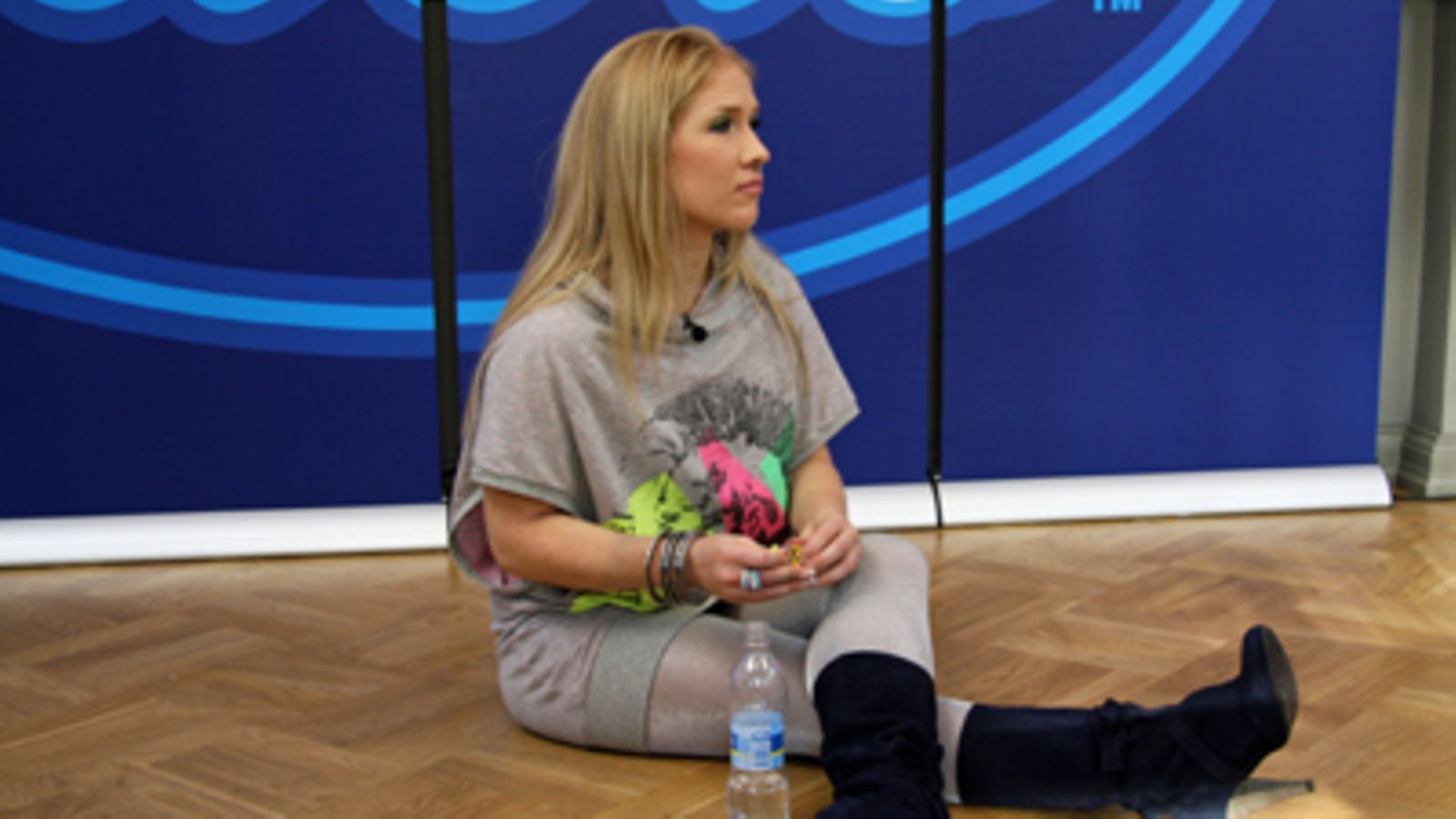 Mariko keskustelee Idols-kisaajien kanssa. Kuva: MTV3.