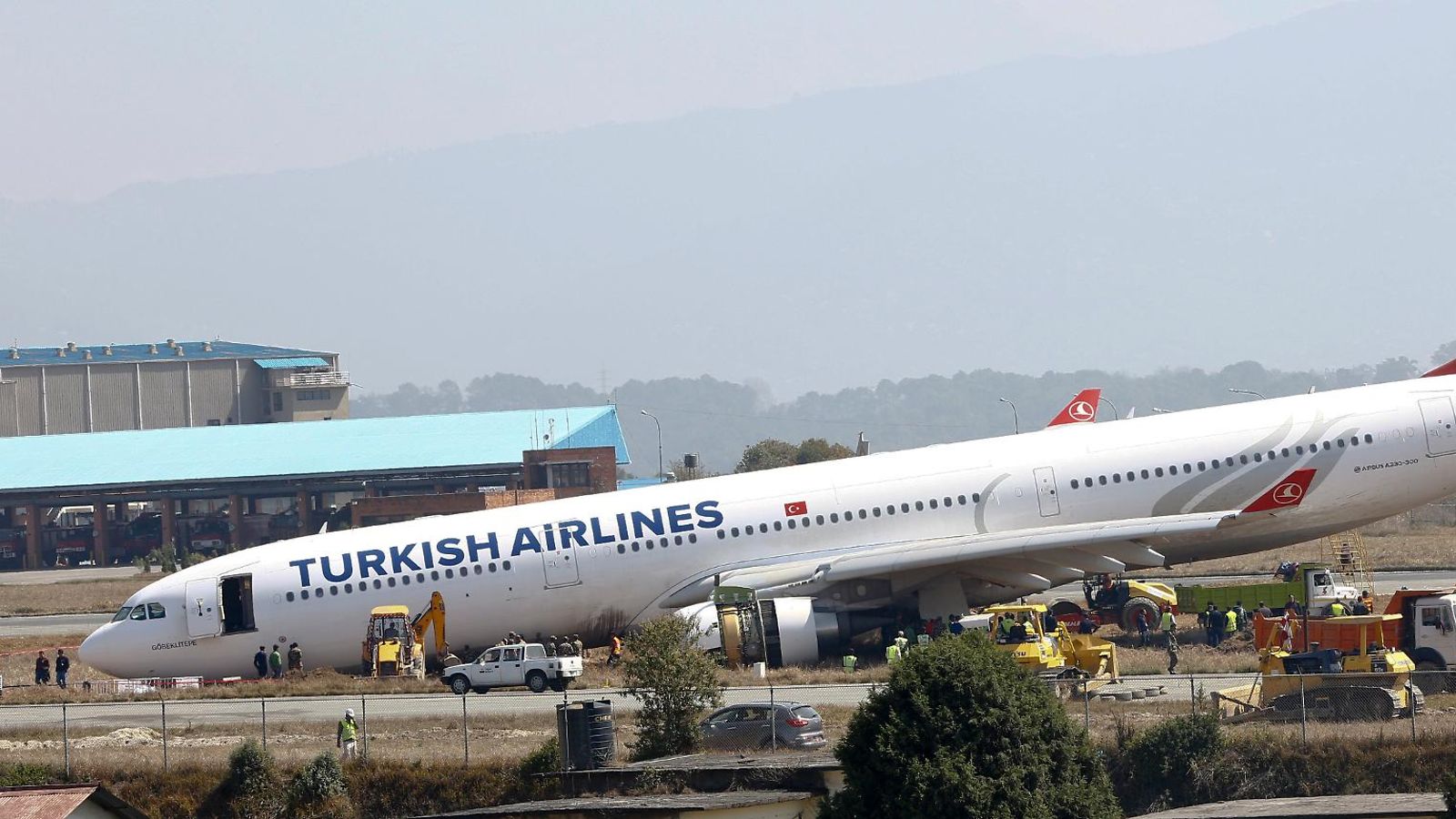 Turkish Airlinesin kone tukki Kathmandun lentokentän Nepalissa