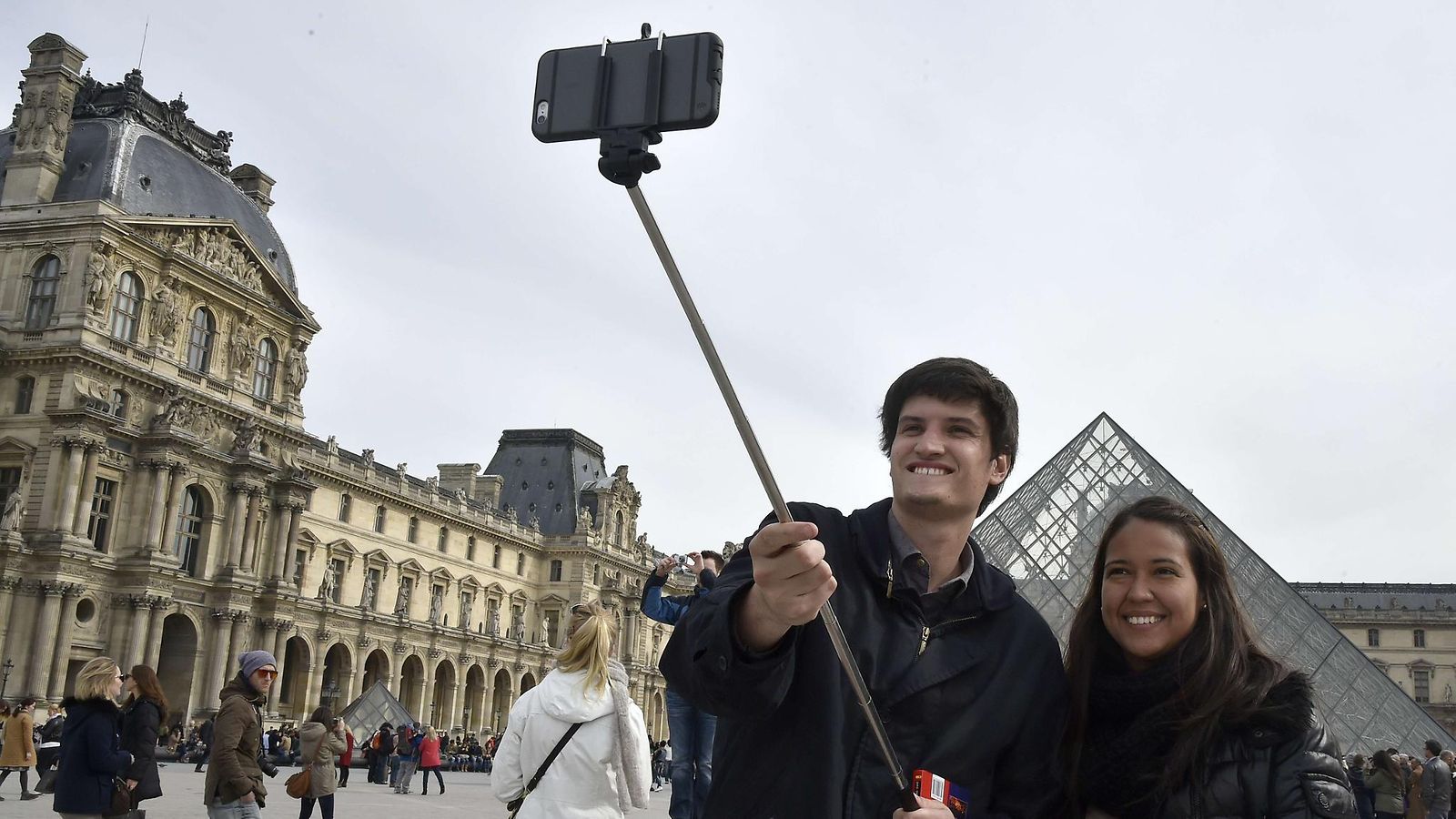 Selfie keppi Louvre Pariisi