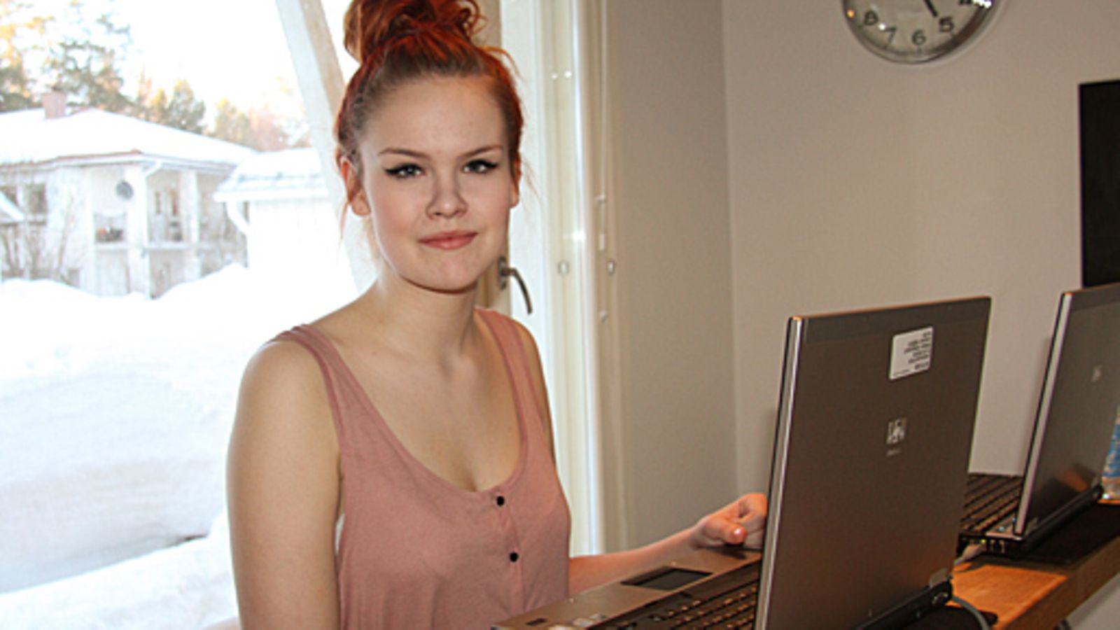 Idols-finalisti Ina Forsman verkkovieraana torstaina 8. maaliskuuta 2012.