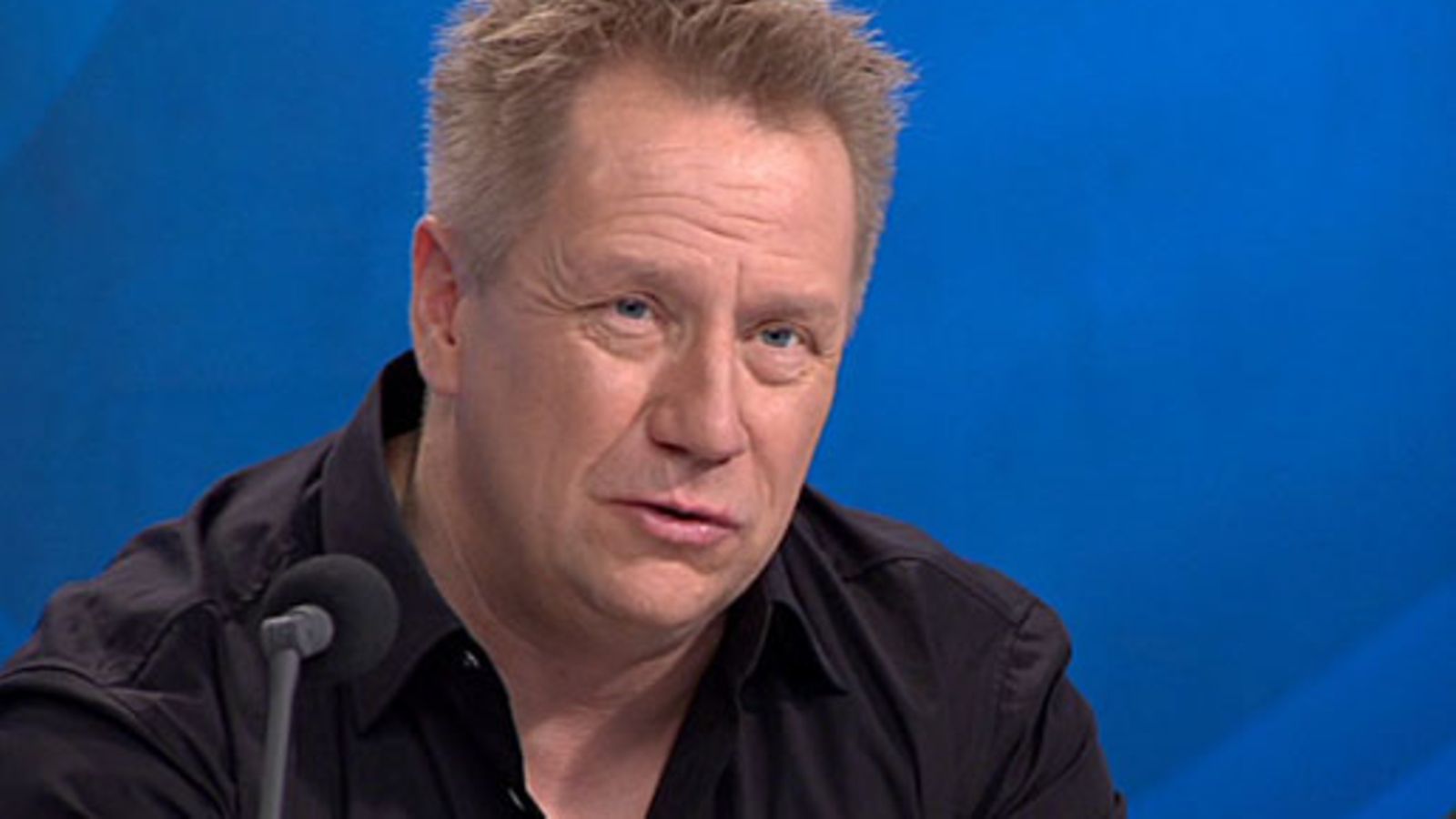 Idolsin vieraileva tuomari Olli Lindholm höykytti Idols-kilpailijoita Helsingin koelauluissa.
