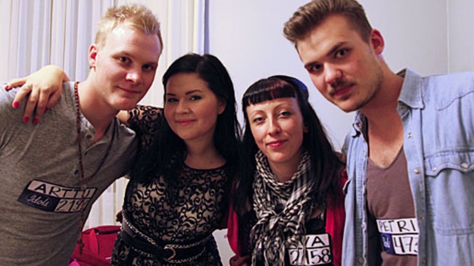 Idolsin teatteriviikonlopun ensimmäistä yötehtävää treenaamassa Arttu Kettunen, Henni Kuikka, Mirva Peltola ja Petri Piippo.