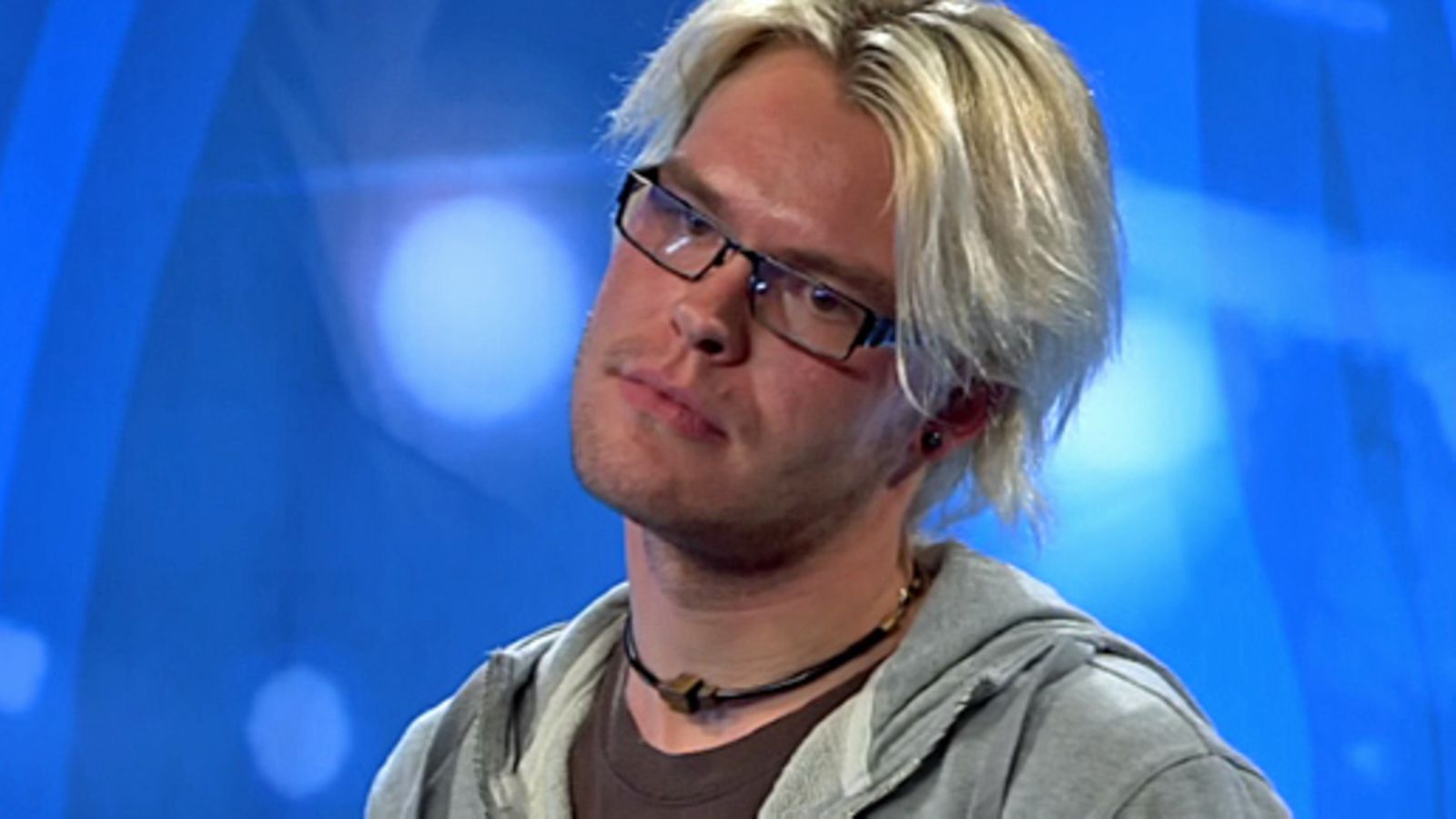 Jyrki Ikonen Idols-tuomariston edessä Joensuun koelauluissa.