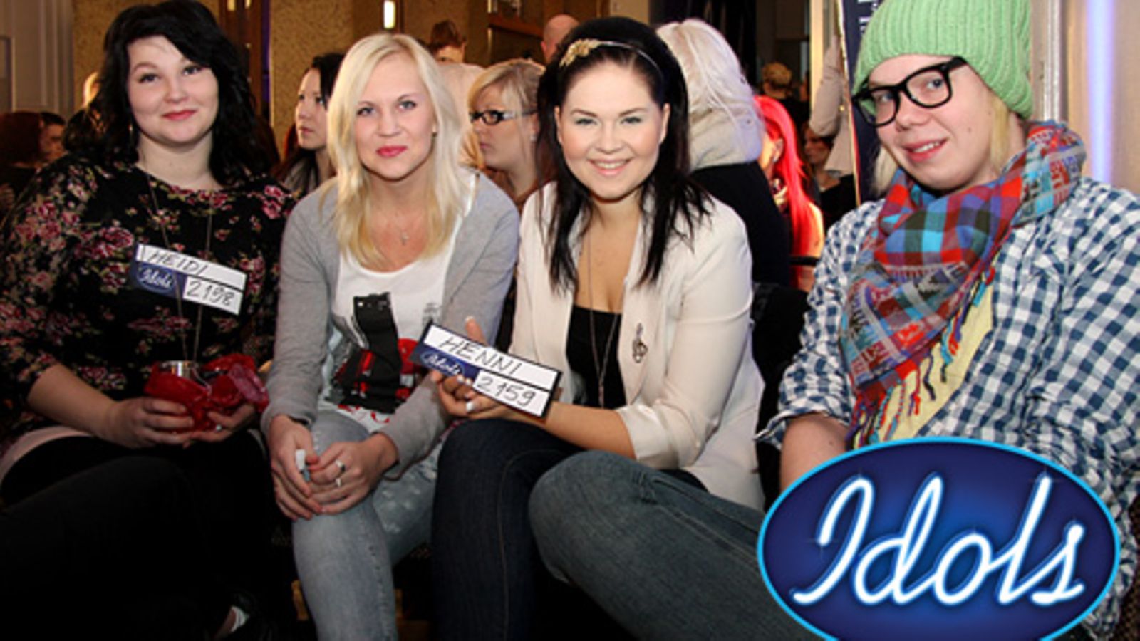Idols-kilpailijat Heidi Mustonen ja Henni Kuikka Joensuun koelauluissa kannatusjoukkojensa seurassa.