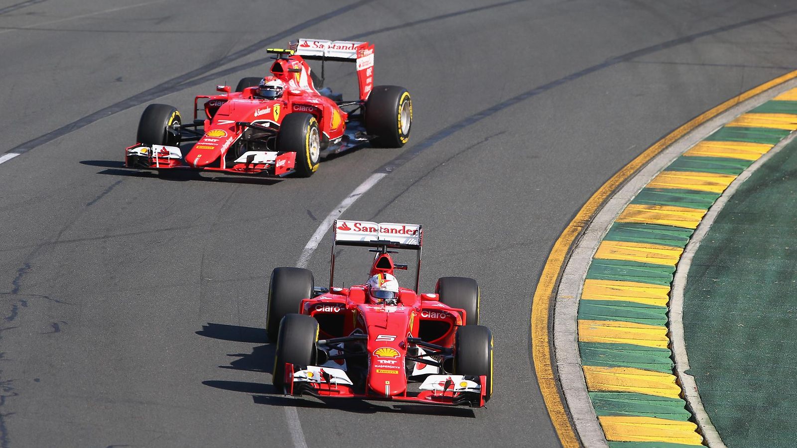 Ferrarin Sebastian Vettel ja Kimi Räikkönen osoittivat lupaavaa vauhtia kauden avauksessa.