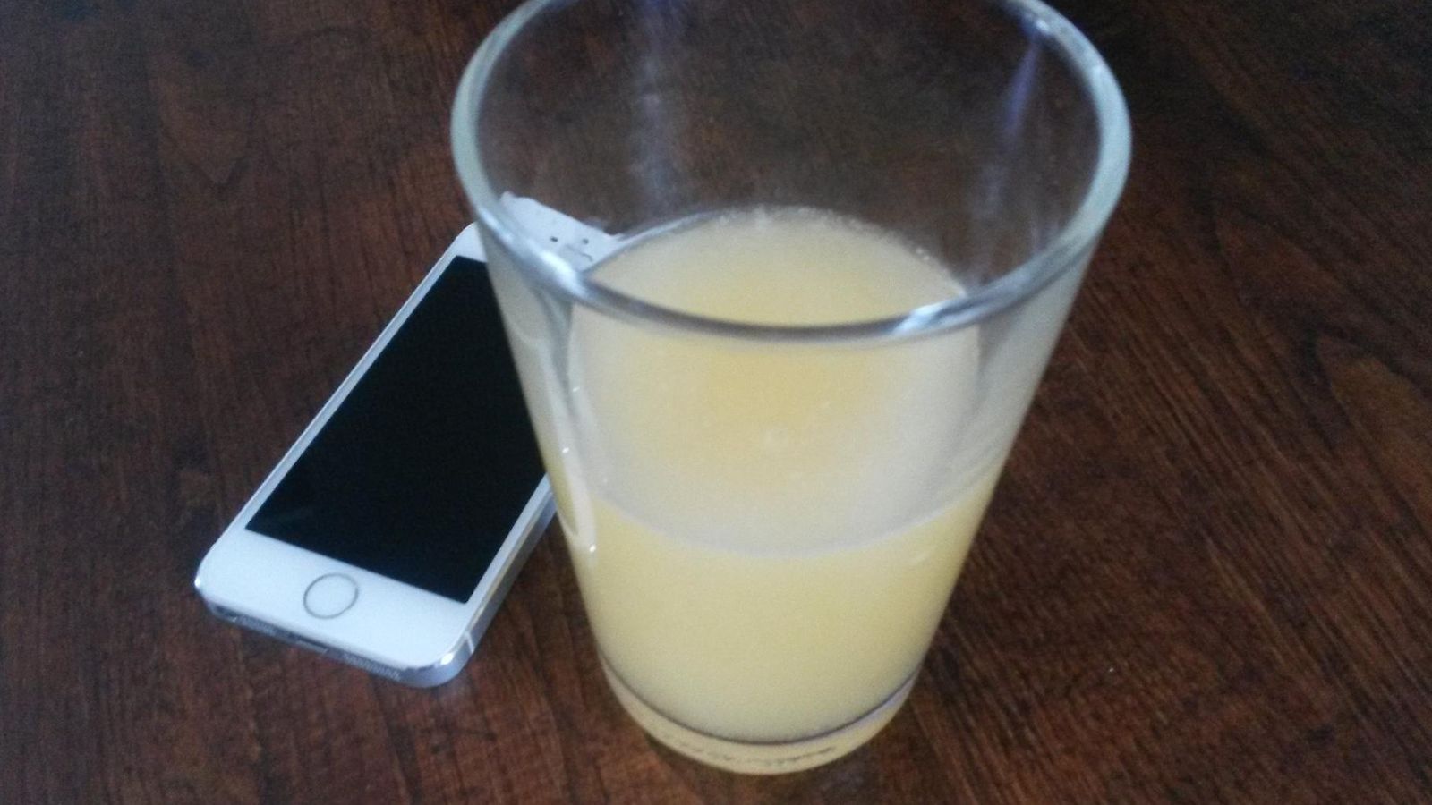 iPhone 5S ja juomalasi