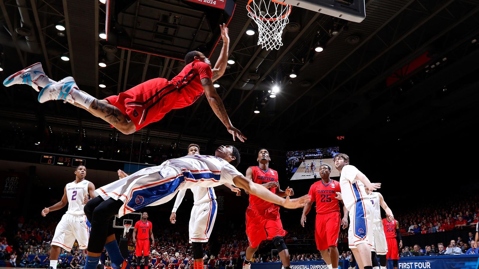 NCAA-yliopistokorisjoukkueet Dayton Flyers ja Boise State Broncos vastakkain.