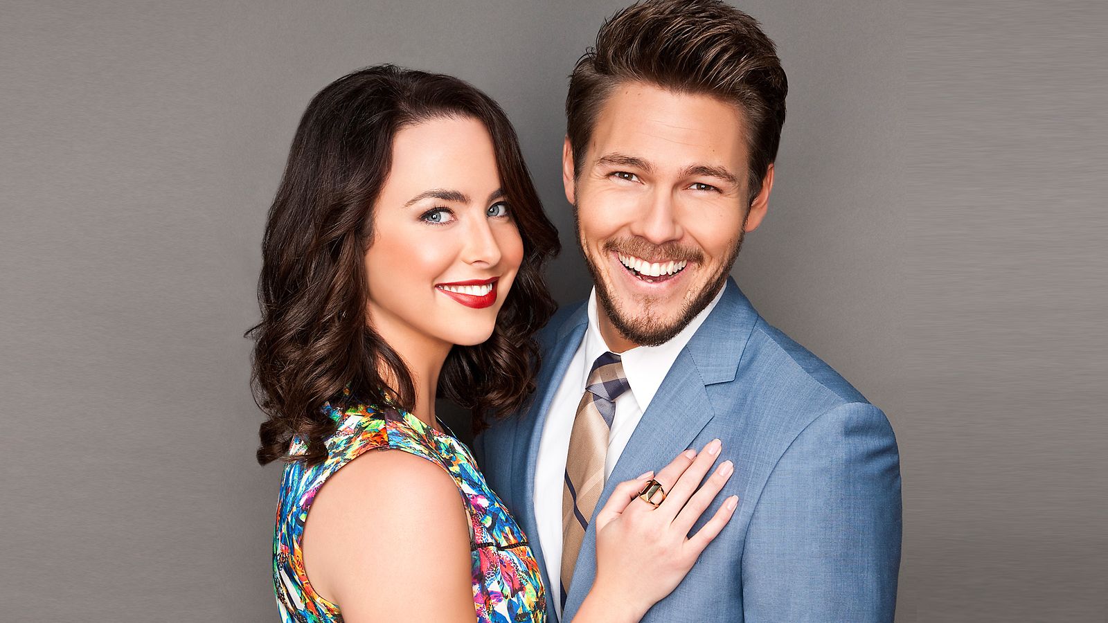 Kauniit ja rohkeat Ashleigh Brewer ja Scott Clifton