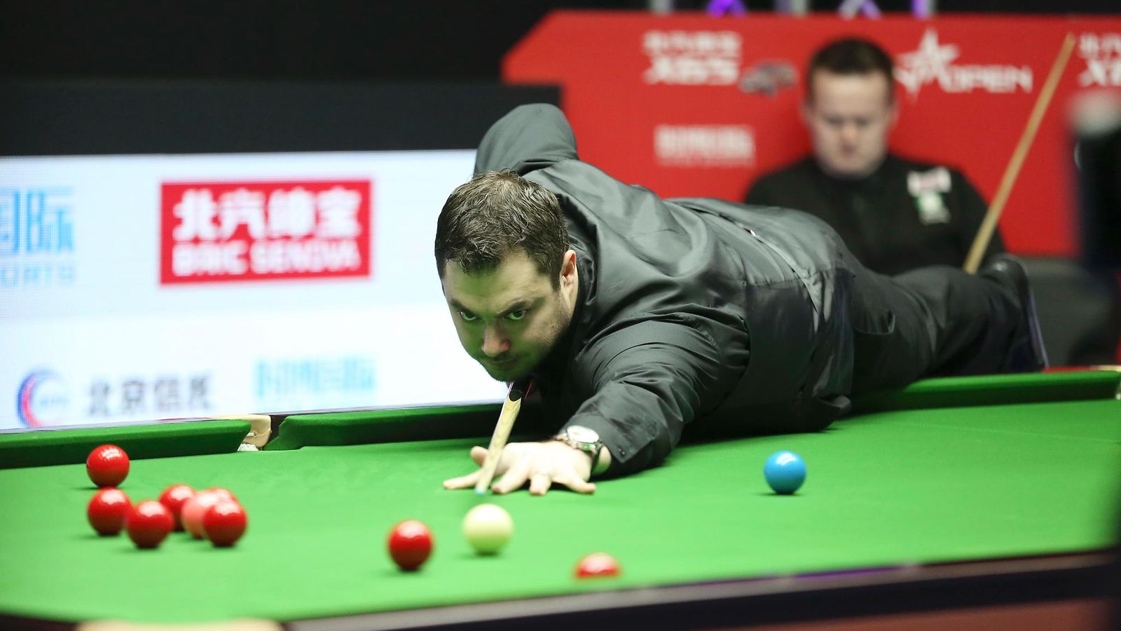 Kurt Maflin masensi Shaun Murphyn (taustalla).