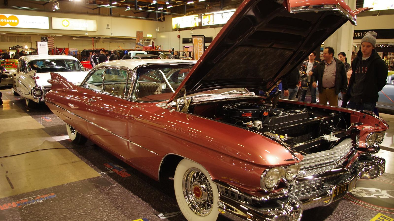 Cadillac Coupe de Ville 1959, taustalla Cadillac Fleetwood Sixty Special 1959.