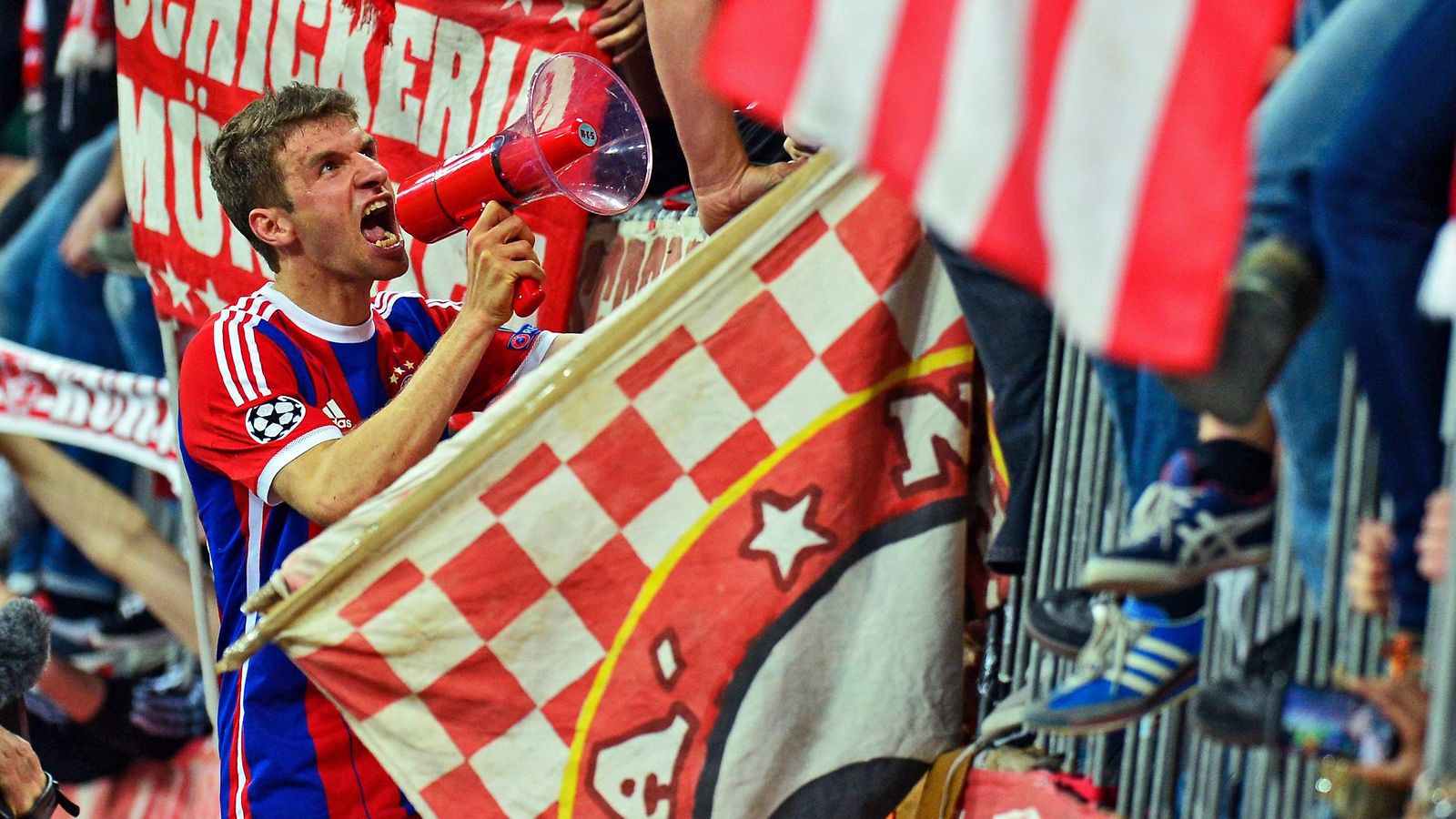 Thomas Müller huudatti Bayernin faneja tiistain murskavoiton jälkeen.