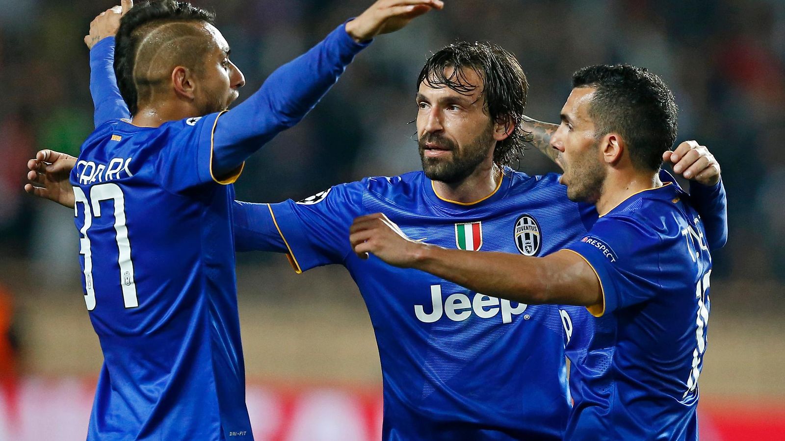 Juventuksen Andrea Pirlo (kesk.), Carlos Tevez (oik.) ja Roberto Maximiliano Pereyra (vas.)