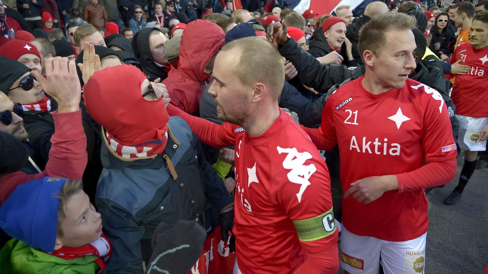 HIFK-pelaajia fanien keskellä.