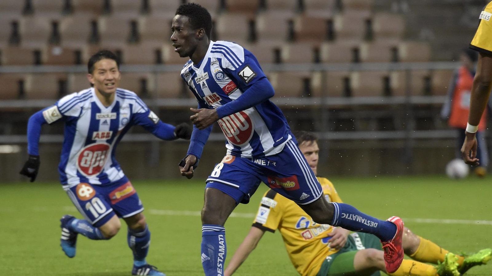 Atomu Tanaka rientää onnittelemaan Demba Savagea voittomaalista.